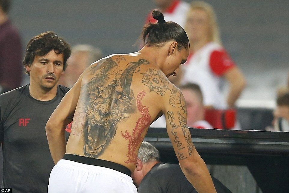 N-a mai marcat, dar a atras toate privirile cand a intrat! Ce tatuaj IMENS si-a facut Zlatan pe spate. FOTO