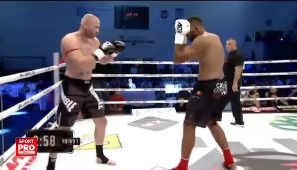 Un pumn, un KO! Benny Adegbuyi a dat cel mai rapid KO din cariera. Video spectaculos