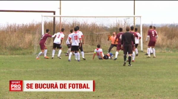 Cainele era sa-i muste pe jucatori! Cusca era chiar pe marginea terenului. :) Ce s-a intamplat la derby-ul Atletico Bucuresti - Miscarea CFR