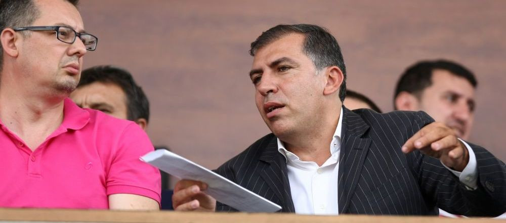 GENIAL! Massone a ajuns ANTRENOR in liga a 2-a din Romania la echipa cu golaveraj 1-65 dupa 8 etape: El a facut tactica, el i-a felicitat pe baieti pentru 60 de minute :))