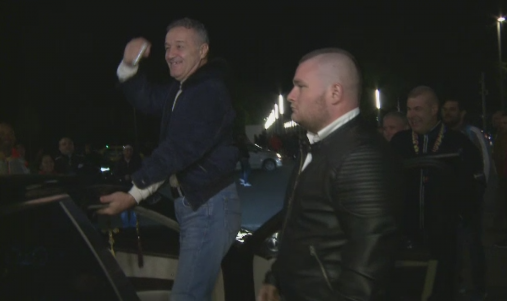 Becali s-a urcat pe masina dupa Steaua - CFR! Ce a strigat in fata suporterilor