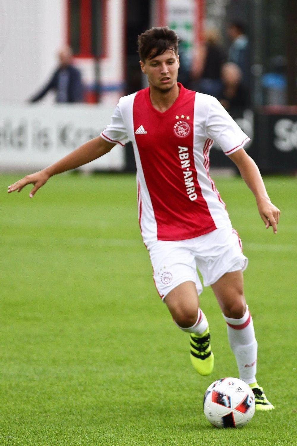 Pustii-minune Vlad Dragomir si Ricardo Farcas au un weekend perfect. Dragomir a jucat atat pentru Arsenal U23, cat si pentru U18, si a marcat un gol; Farcas a inscris si el_3