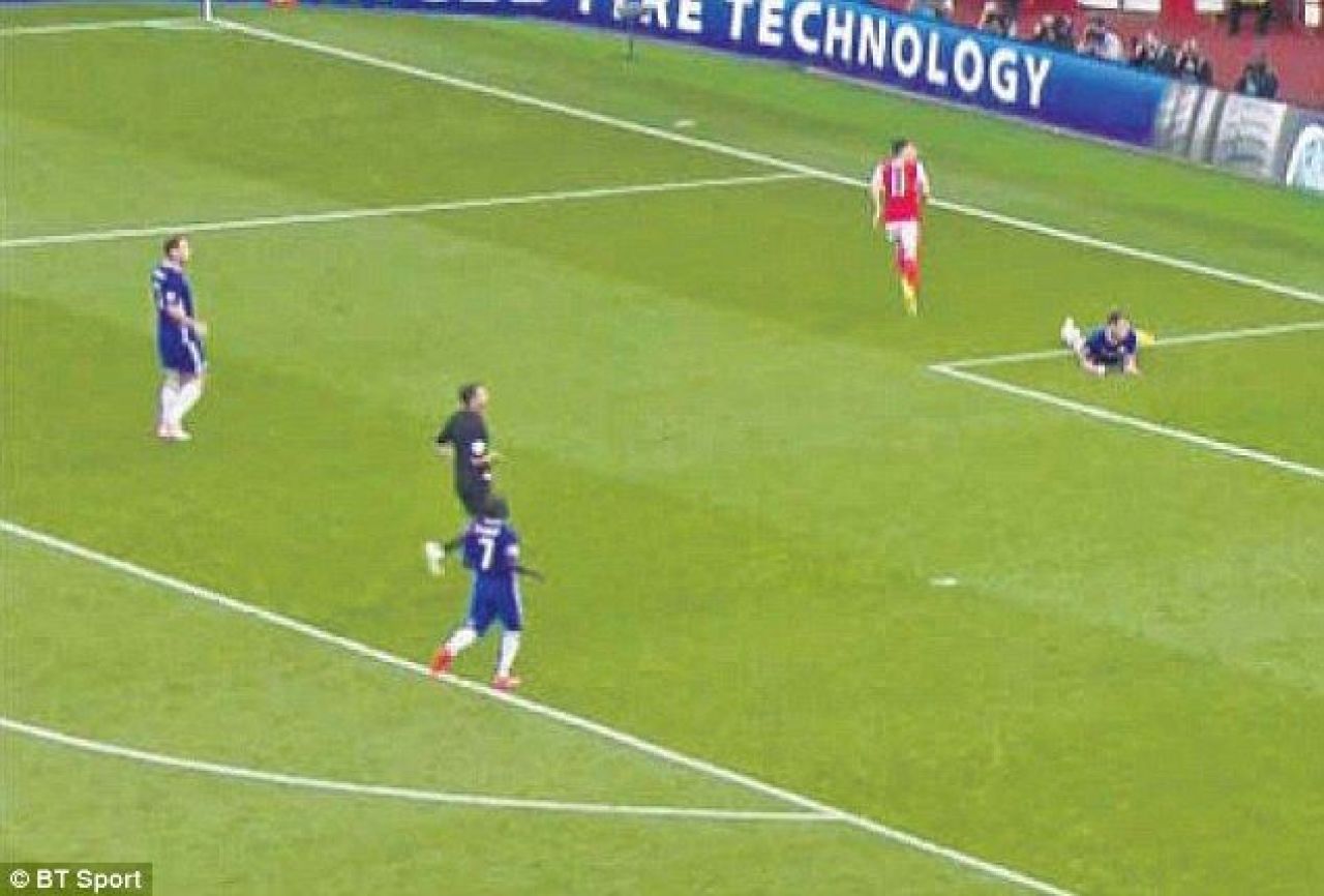 Moment fabulos in Arsenal - Chelsea! Cum a fost depasit la viteza de ARBITRU acest jucator de 30 mil lire, in timp ce echipa sa era umilita pe teren_1