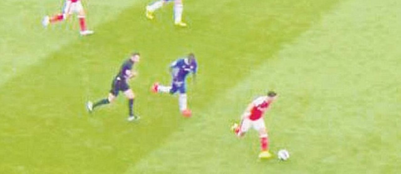 Moment fabulos in Arsenal - Chelsea! Cum a fost depasit la viteza de ARBITRU acest jucator de 30 mil lire, in timp ce echipa sa era umilita pe teren_5