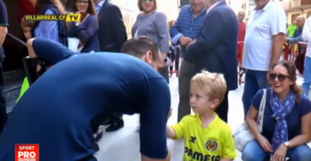 Steaua - Villarreal, joi, ProTV | Pustiul de 5 ani care i-a impresionat pe cei de la Villarreal! Soldado a mers la el acasa si i-a dat un tricou