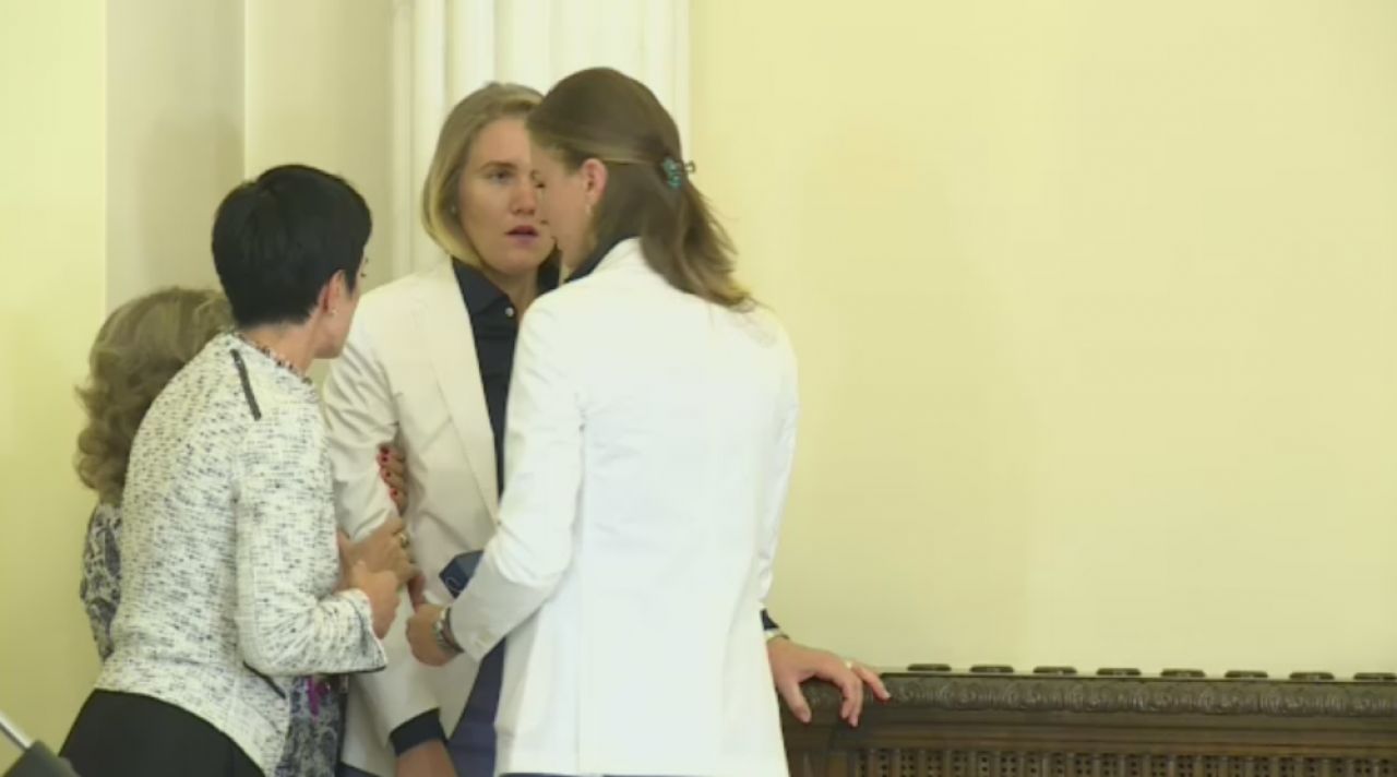 FOTO & VIDEO | Momente de panica la ceremonia de premiere a sportivilor care au fost la JO, la Palatul Cotroceni: o canotoare a lesinat in timpul discursului presedintelui_3