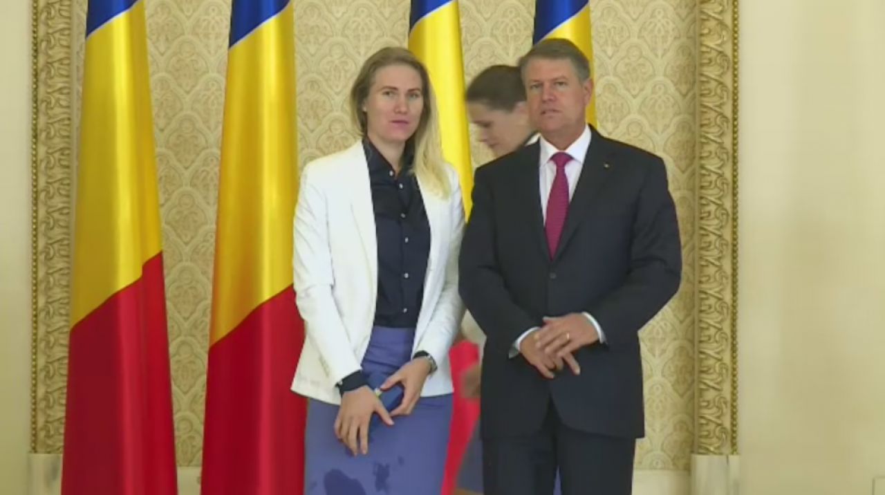FOTO & VIDEO | Momente de panica la ceremonia de premiere a sportivilor care au fost la JO, la Palatul Cotroceni: o canotoare a lesinat in timpul discursului presedintelui_6
