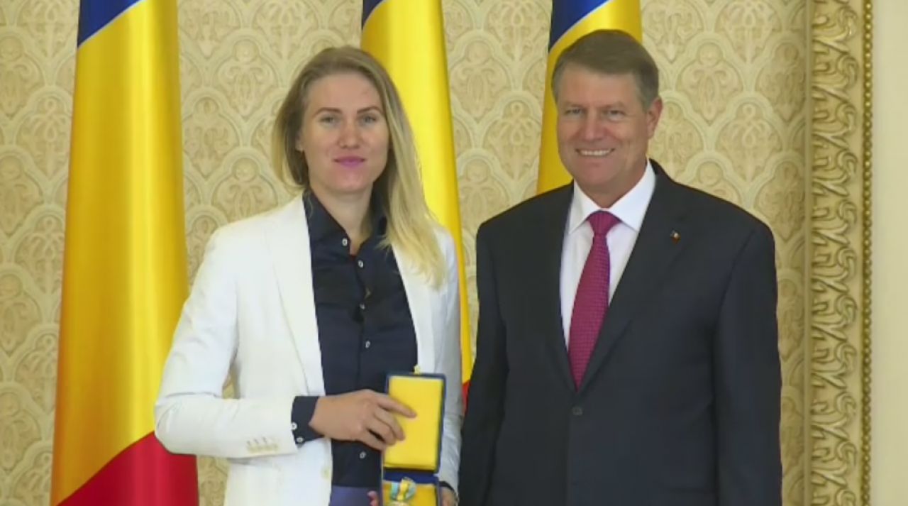 FOTO & VIDEO | Momente de panica la ceremonia de premiere a sportivilor care au fost la JO, la Palatul Cotroceni: o canotoare a lesinat in timpul discursului presedintelui_7