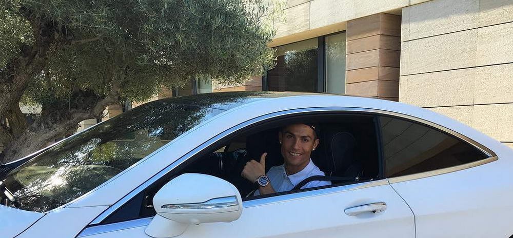 Ziua si masina pentru Ronaldo! Cu ce BOLID de 70.000 de euro s-a afisat in fata fanilor! FOTO