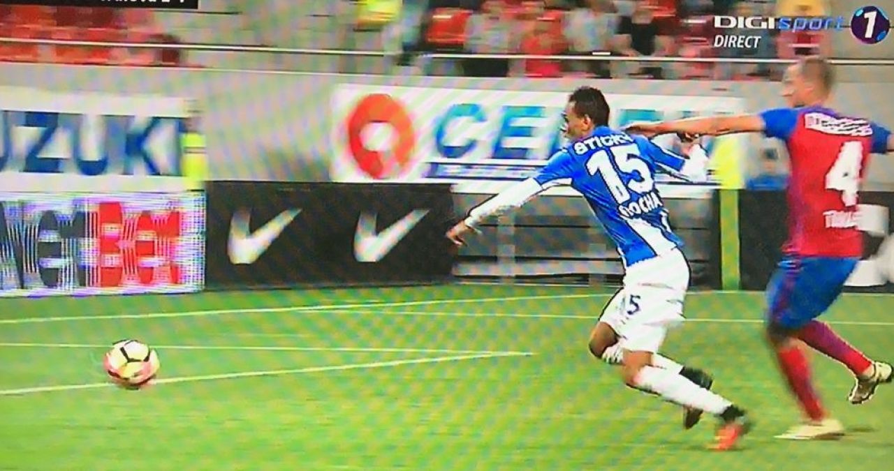Fazele care au aruncat in aer meciul pentru primul loc. Oltenii acuza vehement arbitrajul si conduc cu 3-1 la capitolul momente controversate | FOTO_1