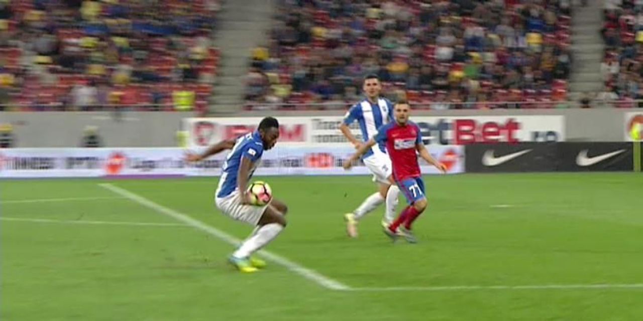 Fazele care au aruncat in aer meciul pentru primul loc. Oltenii acuza vehement arbitrajul si conduc cu 3-1 la capitolul momente controversate | FOTO_2