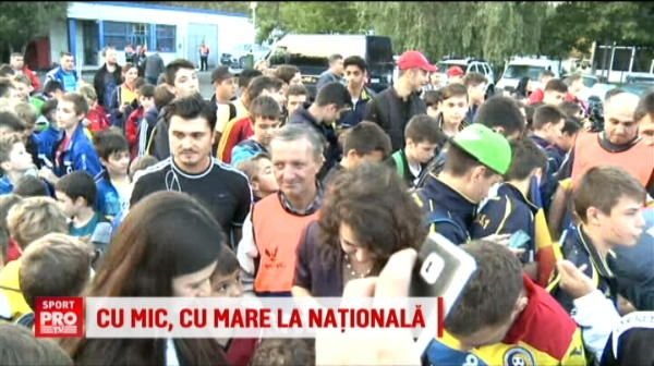 Scene senzationale in cantonamentul Romaniei! Copiii au SARIT pe jucatori si pe selectionerul Daum. VIDEO