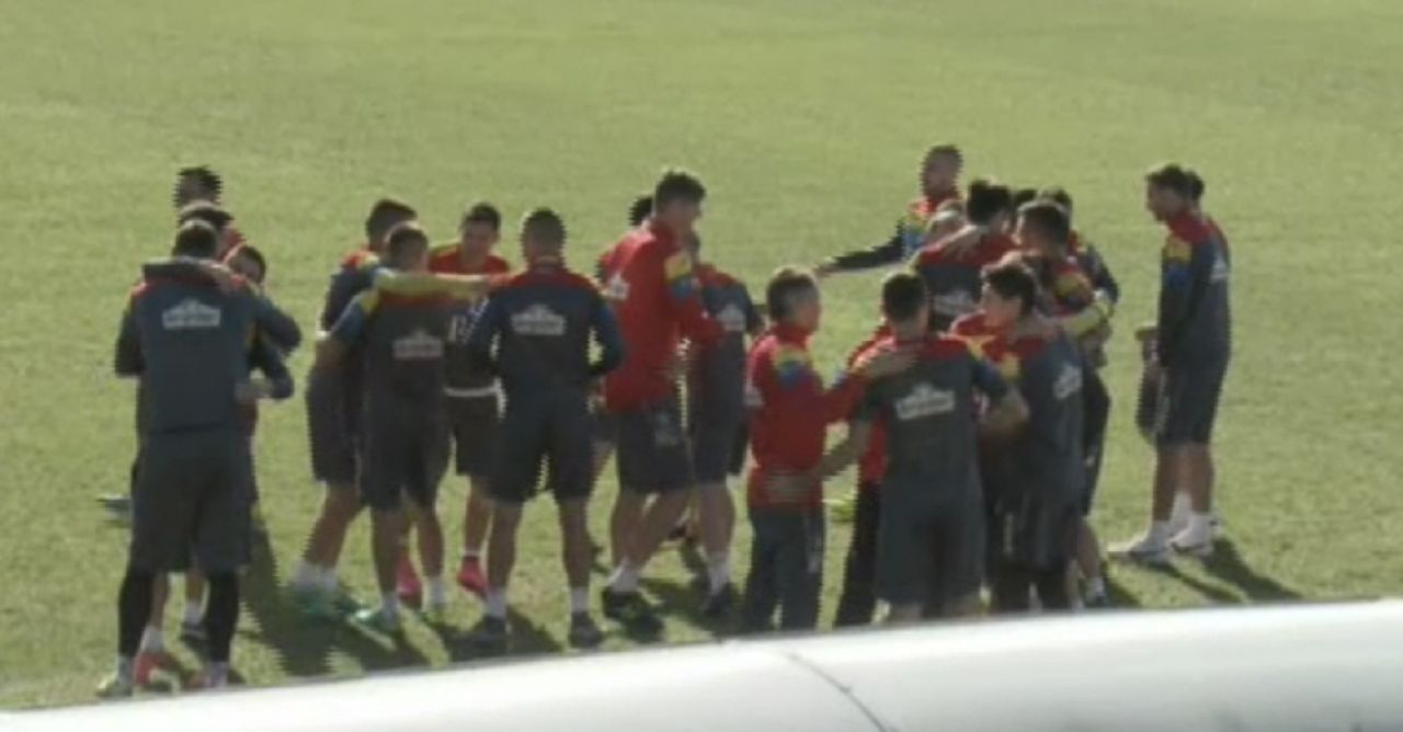 Noul ritual al lui Daum la antrenament: toata lumea sa se ia in brate! Jucatorii au izbucnit in ras, dar au executat, Daum i-a luat pe toti la rand :) VEZI IMAGINI_2
