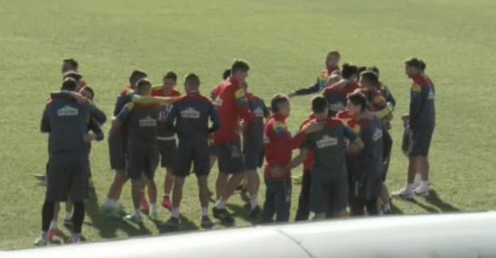 Noul ritual al lui Daum la antrenament: toata lumea sa se ia in brate! Jucatorii au izbucnit in ras, dar au executat, Daum i-a luat pe toti la rand :) VEZI IMAGINI_2
