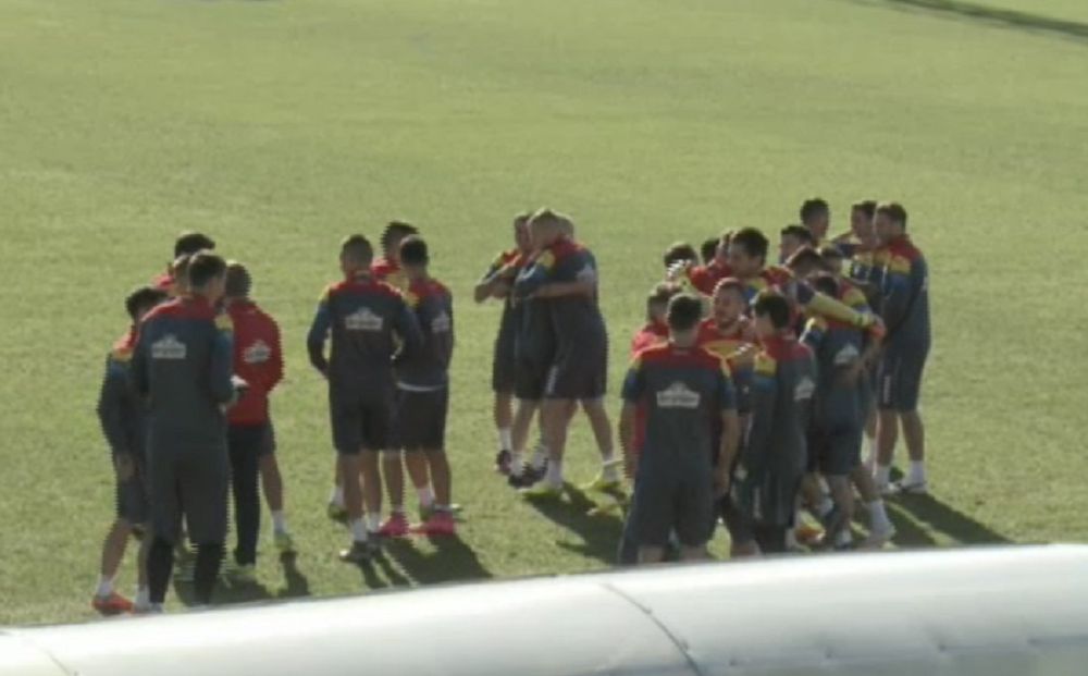 Noul ritual al lui Daum la antrenament: toata lumea sa se ia in brate! Jucatorii au izbucnit in ras, dar au executat, Daum i-a luat pe toti la rand :) VEZI IMAGINI_3