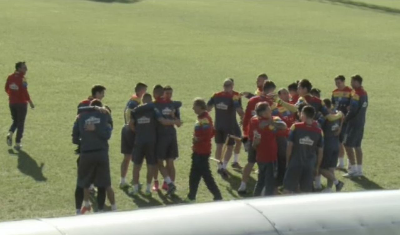Noul ritual al lui Daum la antrenament: toata lumea sa se ia in brate! Jucatorii au izbucnit in ras, dar au executat, Daum i-a luat pe toti la rand :) VEZI IMAGINI_4