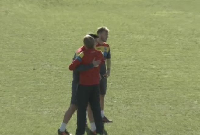 Noul ritual al lui Daum la antrenament: toata lumea sa se ia in brate! Jucatorii au izbucnit in ras, dar au executat, Daum i-a luat pe toti la rand :) VEZI IMAGINI_5