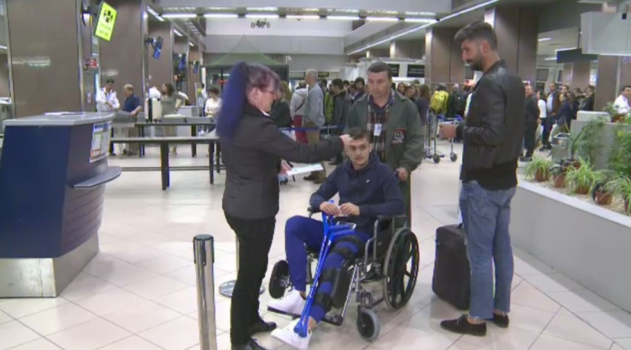 FOTO | Florin Tanase a plecat in carucior in Italia, pentru a fi operat la genunchi. Stelistul, devastat de accidentare_4