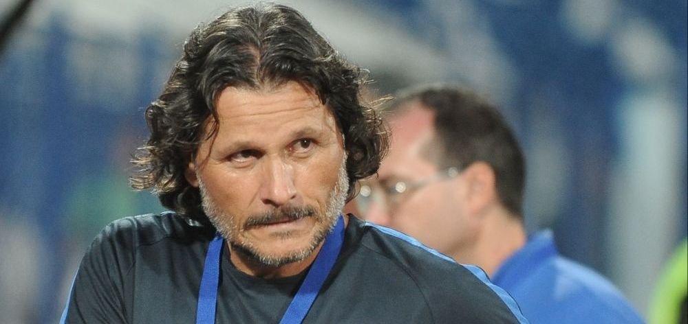FOTO VIDEO | Circ la Iasi: Prunea l-a demis pe Napoli, dar italianul nu vrea sa plece. Antrenorul a fost tinut de politistii comunitari in afara stadionului: Nu plec nicaieri
