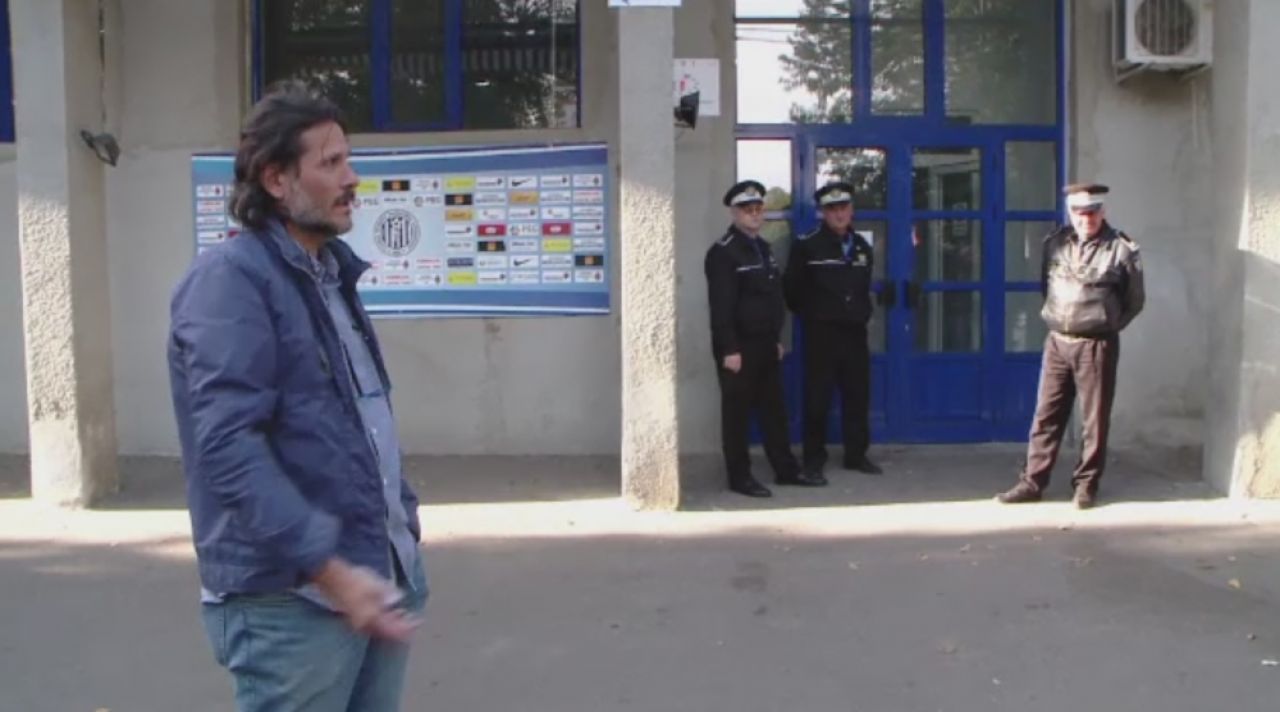 FOTO & VIDEO | Circ la Iasi: Prunea l-a demis pe Napoli, dar italianul nu vrea sa plece. Antrenorul a fost tinut de politistii comunitari in afara stadionului: