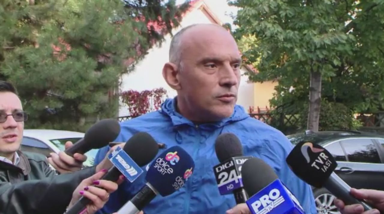 FOTO & VIDEO | Circ la Iasi: Prunea l-a demis pe Napoli, dar italianul nu vrea sa plece. Antrenorul a fost tinut de politistii comunitari in afara stadionului: