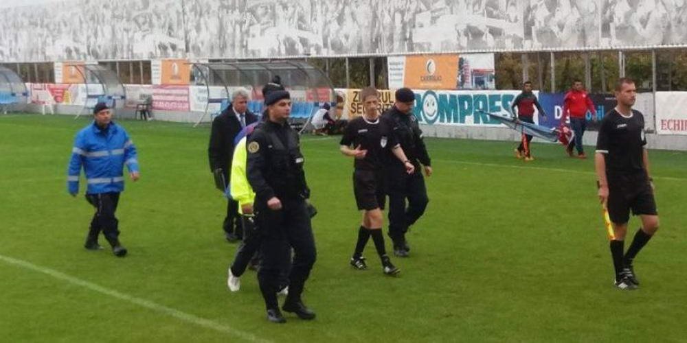 Bataie ca in filme la un meci de liga a doua! Politia a intervenit pe teren! VIDEO