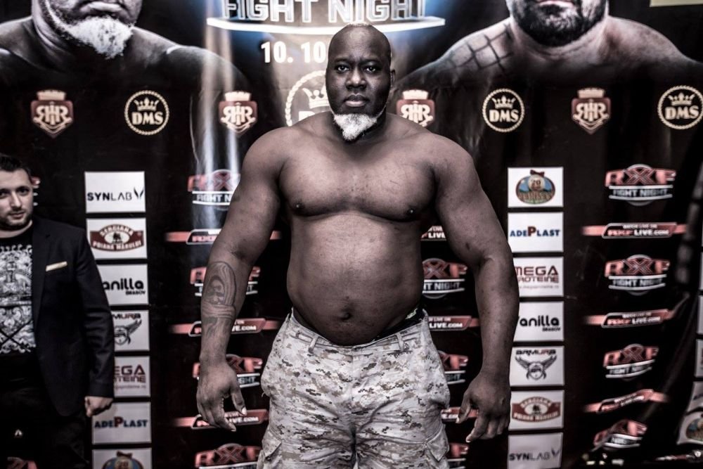 Imagini senzationale cu Sandu Lungu si adversarul sau! Senegalezul este un COLOS! Cei doi se bat luni seara la Sport.ro, la 20:00_4
