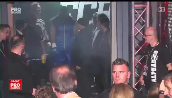 Intrarea lui Cristi Ciocan in ring