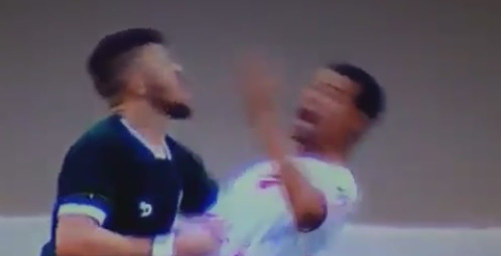 Cea mai jenanta simulare din fotbal! Niciunul nu a lovit, ambii au CAZUT ca prin KO pe teren. SUPER VIDEO