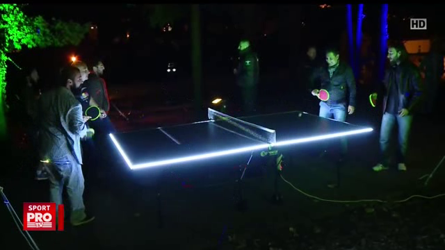 Asa arata Romania Moderna: ping pong sub clar de luna, acrobatii pe bicicleta si pedalat la malul marii. VIDEO