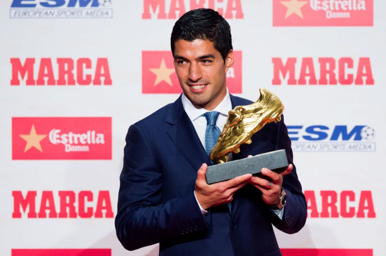 Suarez a primit Gheata de Aur pentru a doua oara in cariera si a devenit al treilea fotbalist al Barcei care castiga trofeul. Uruguayanul a urcat pe scena alaturi de copiii sai_1