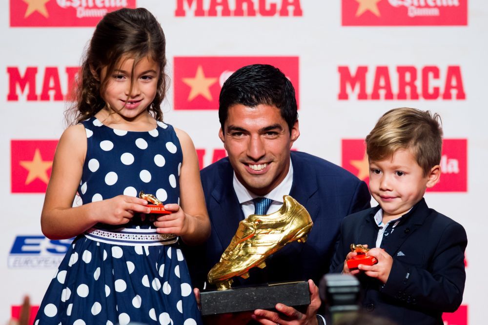 Suarez a primit Gheata de Aur pentru a doua oara in cariera si a devenit al treilea fotbalist al Barcei care castiga trofeul. Uruguayanul a urcat pe scena alaturi de copiii sai_2