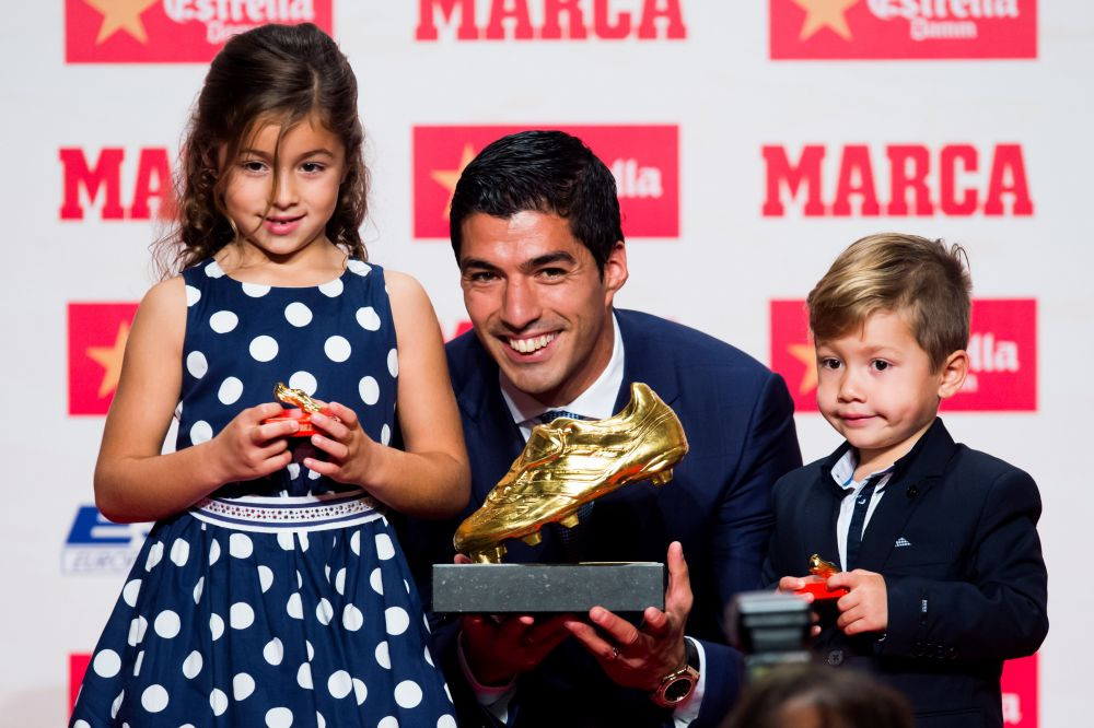 Suarez a primit Gheata de Aur pentru a doua oara in cariera si a devenit al treilea fotbalist al Barcei care castiga trofeul. Uruguayanul a urcat pe scena alaturi de copiii sai_3
