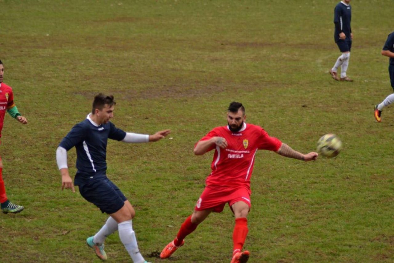 Fotbalistul SPARTAN joaca in liga a 4-a din Romania. Izidor combina fotbalul cu o pasiune periculoasa, luptele in cusca!_3