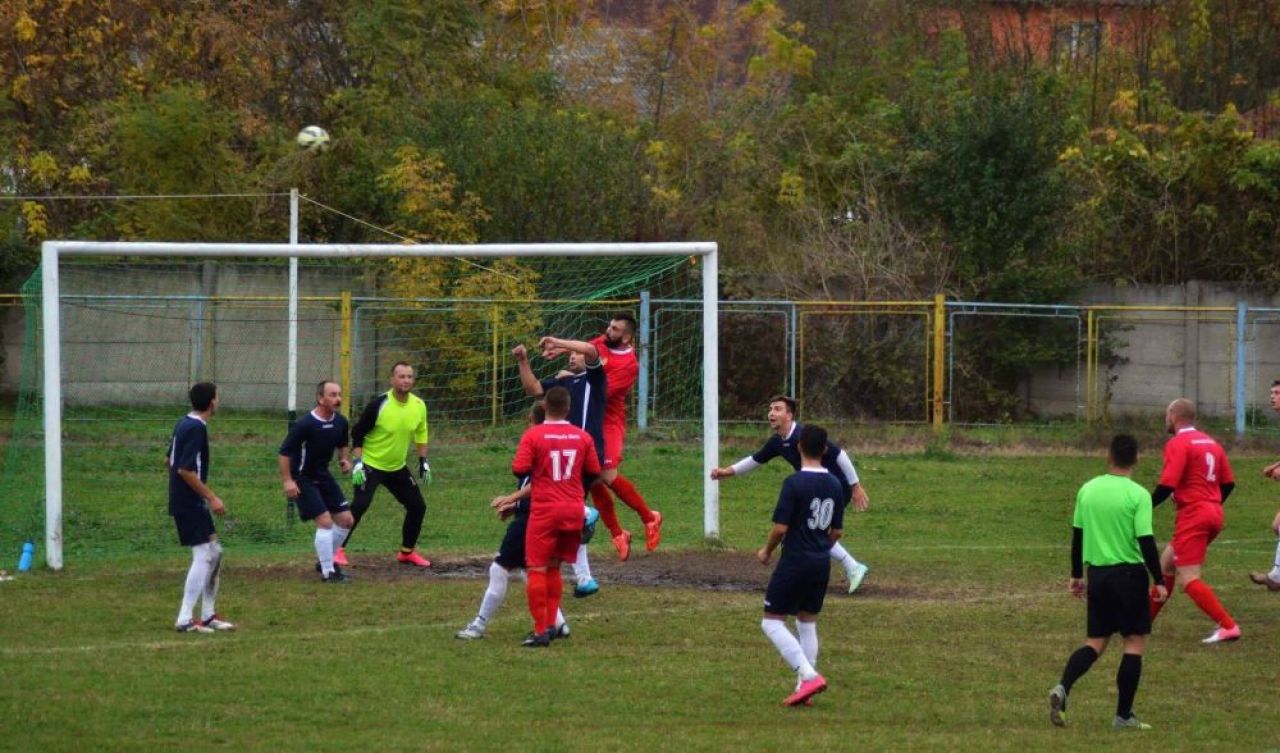 Fotbalistul SPARTAN joaca in liga a 4-a din Romania. Izidor combina fotbalul cu o pasiune periculoasa, luptele in cusca!_4