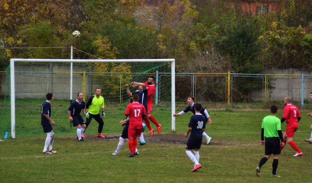 Fotbalistul SPARTAN joaca in liga a 4-a din Romania. Izidor combina fotbalul cu o pasiune periculoasa, luptele in cusca!_4