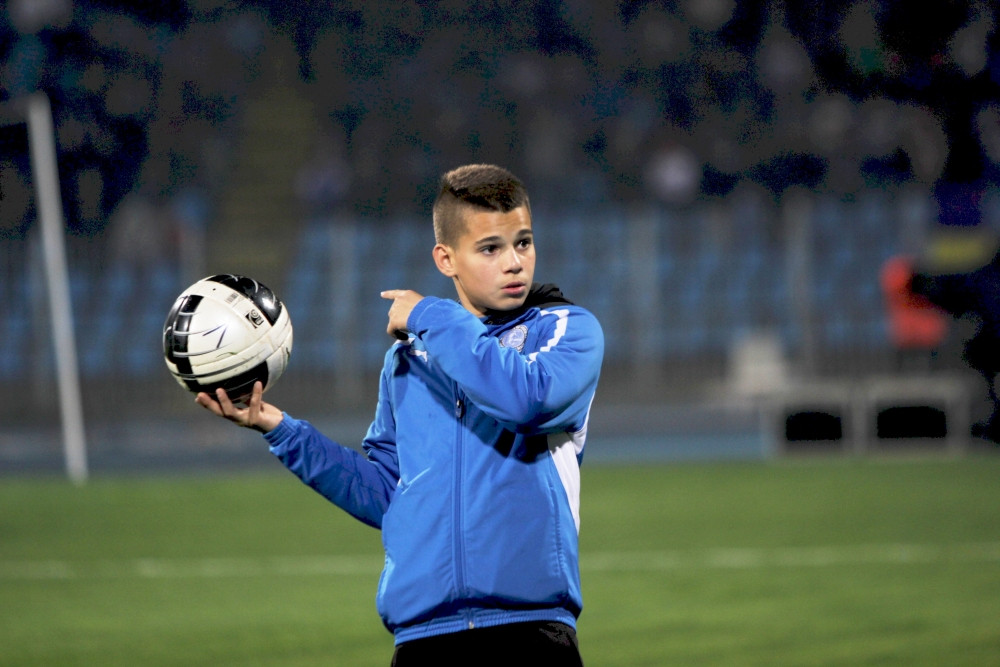 O sa cucereasca toate fetele din Florenta cu masina asta :))&nbsp;Ce decapotabila i-a facut cadou Hagi lui Ianis. FOTO