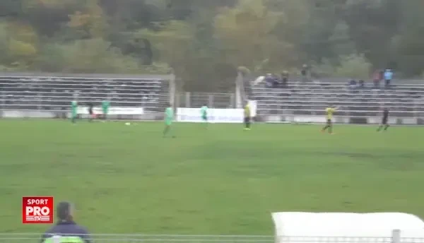 ATENTIE, IMAGINI SOCANTE! Fotbal cu lovituri interzise si in CUSCA de MMA! VIDEO cutremurator: Ce s-a intamplat la un meci din Romania