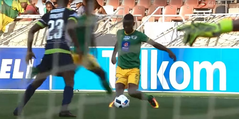 VIDEO INCREDIBIL! A luat galben pentru ca a vrut sa DRIBLEZE ASA un adversar! Faza geniala in Africa de Sud