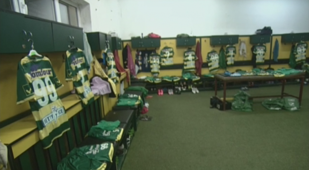 Setati-va ceasurile cu 25 de ani in urma :) Imagini fabuloase din vestiarele stadionului de la Suceava: cel al gazdelor, incalzit cu o soba de teracota | Galerie FOTO_3