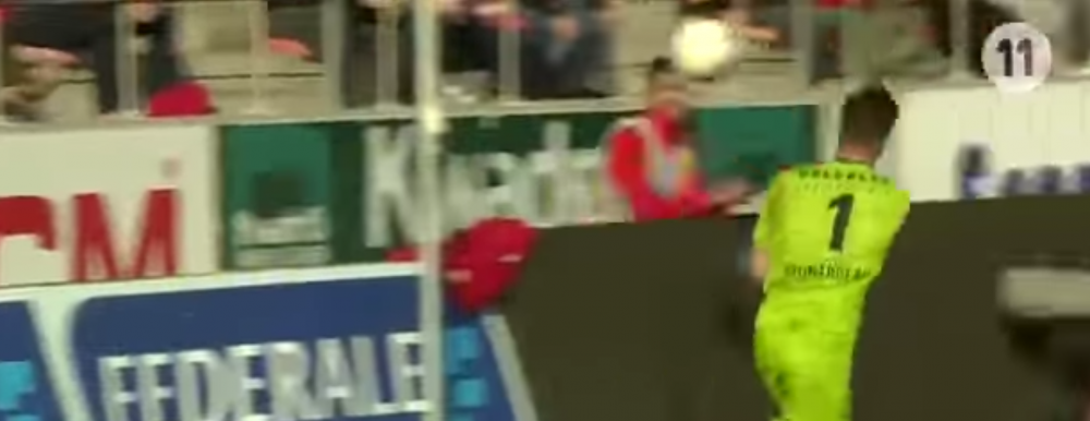 Reactia incredibila a acestui portar dupa ce a recuperat mingea. Ce a facut cand l-a vazut pe copilul de mingi