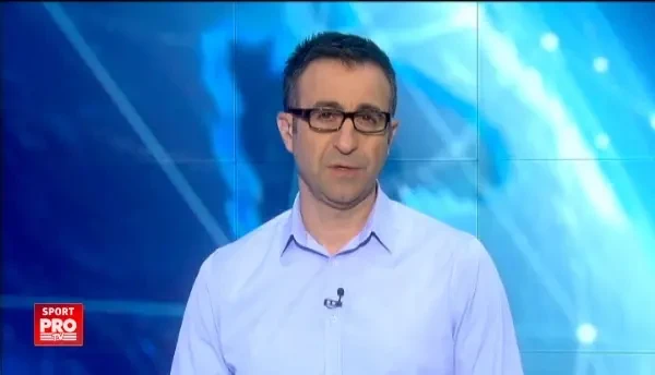 Moment unic pe terenul de fotbal! Un jucator s-a pus in genunchi si-a cerut arbitrul in casatorie! Ce raspuns i-a dat fata