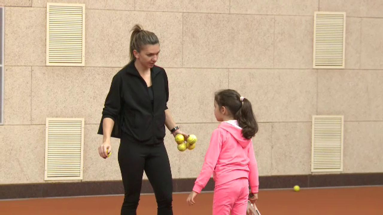 Halep, lectie de tenis pentru copii: