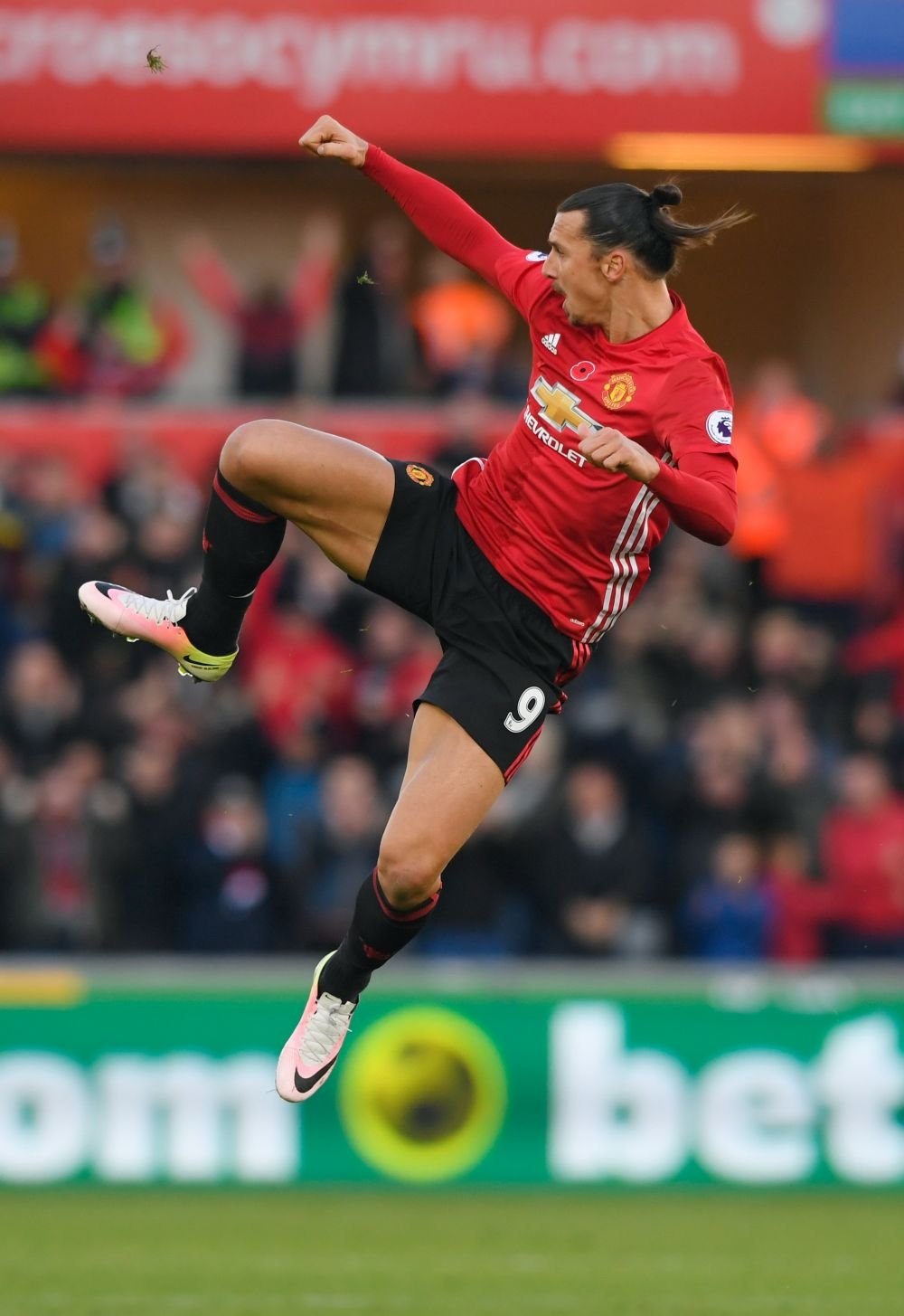 KARATE ZLATAN! Ibrahimovici a reusit doua goluri in doar 8 minute si a luat la bataie aerul :)) GALERIE FOTO_2