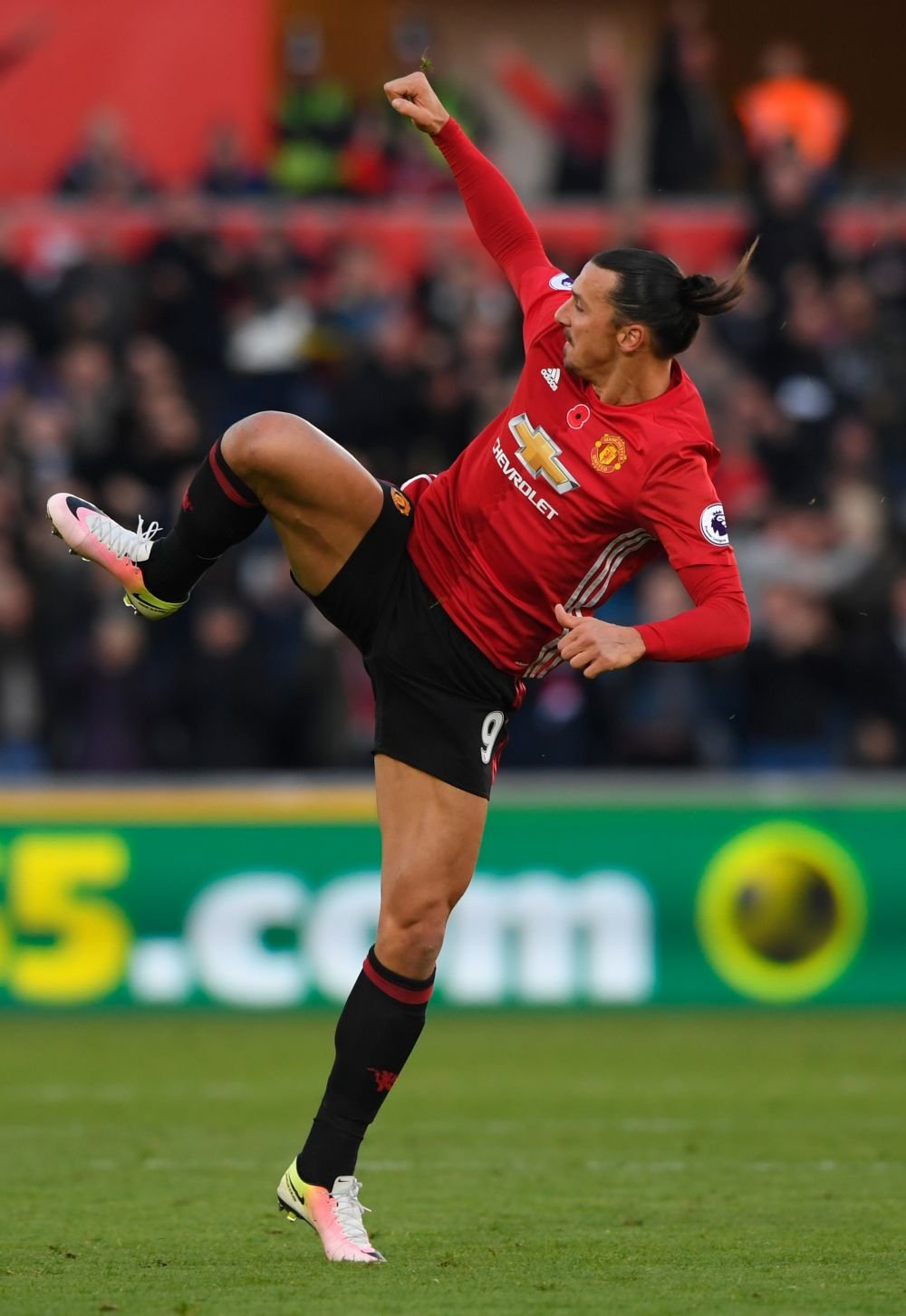 KARATE ZLATAN! Ibrahimovici a reusit doua goluri in doar 8 minute si a luat la bataie aerul :)) GALERIE FOTO_4
