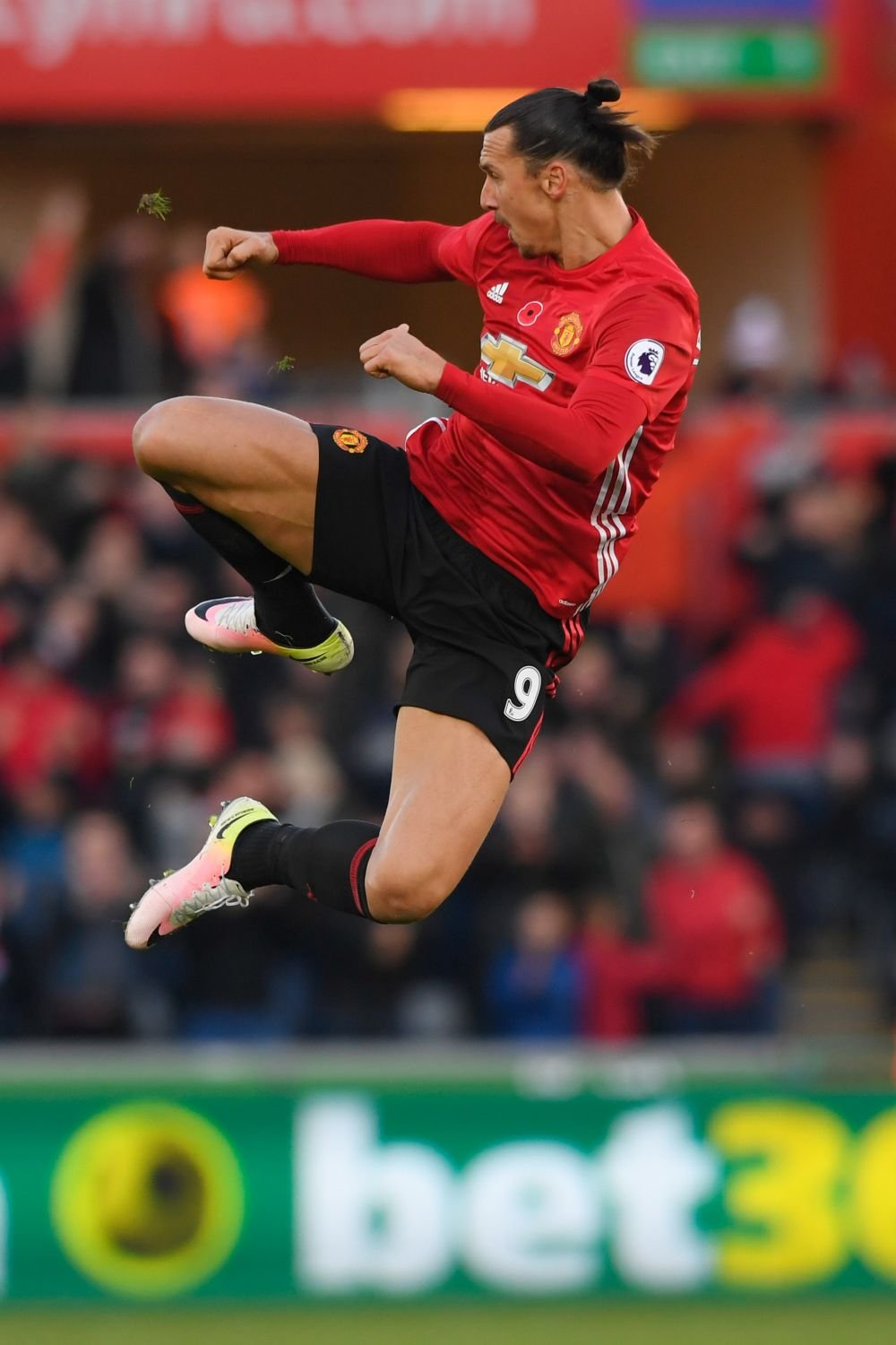 KARATE ZLATAN! Ibrahimovici a reusit doua goluri in doar 8 minute si a luat la bataie aerul :)) GALERIE FOTO_5