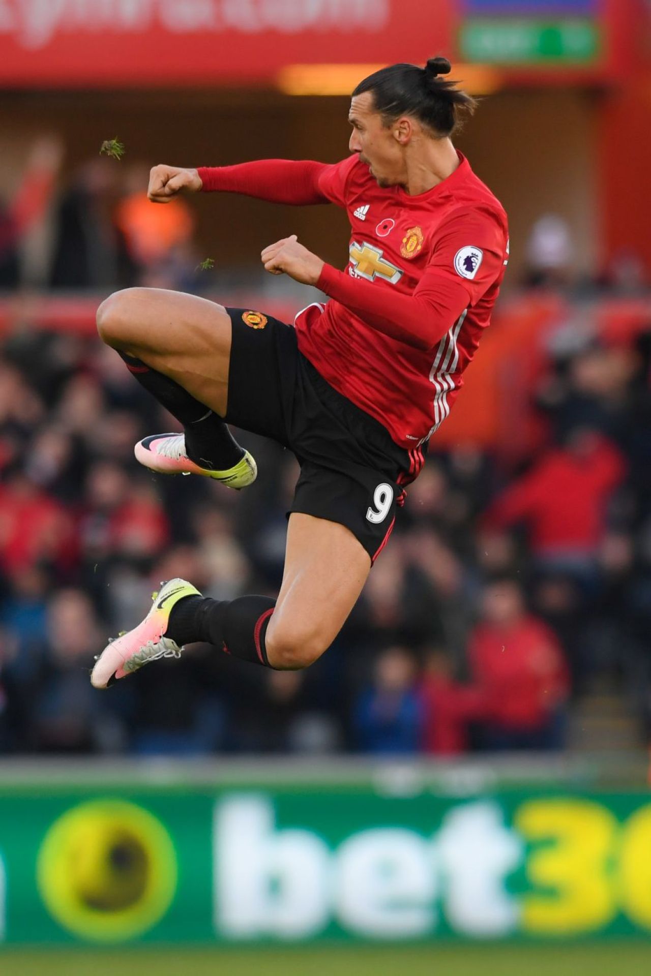 KARATE ZLATAN! Ibrahimovici a reusit doua goluri in doar 8 minute si a luat la bataie aerul :)) GALERIE FOTO_5