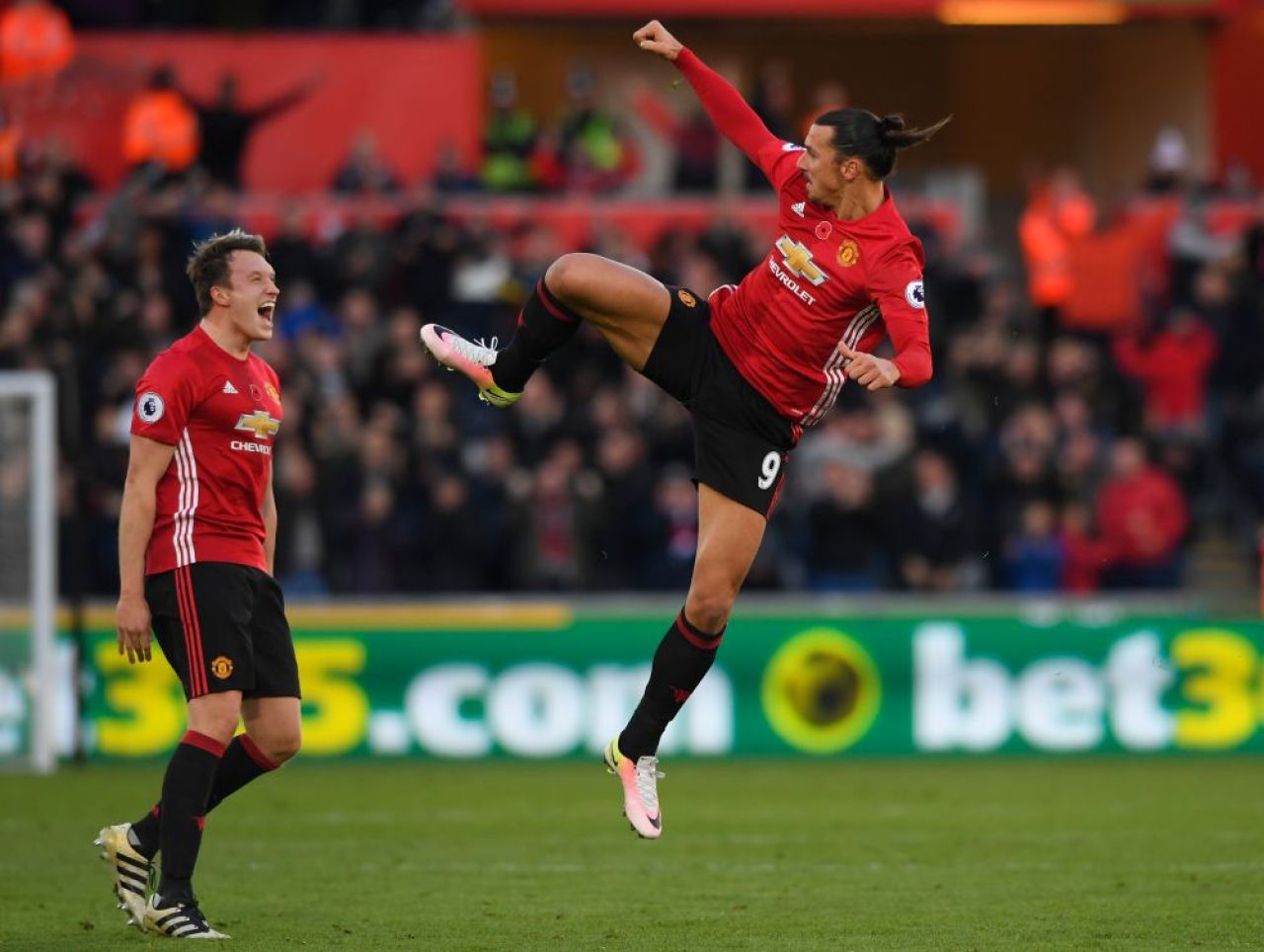 KARATE ZLATAN! Ibrahimovici a reusit doua goluri in doar 8 minute si a luat la bataie aerul :)) GALERIE FOTO_6