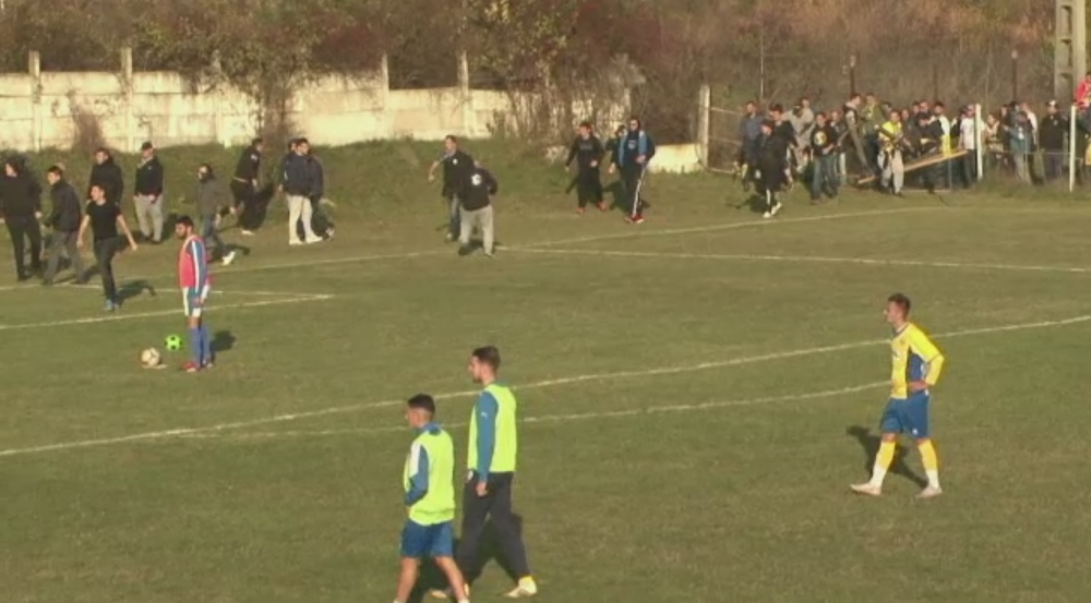 Scene incredibile la meciul Petrolului din liga a patra: suporterii au navalit pe teren cu un PAR cat un bustean, directorul sportiv s-a ales cu buza sparta_2