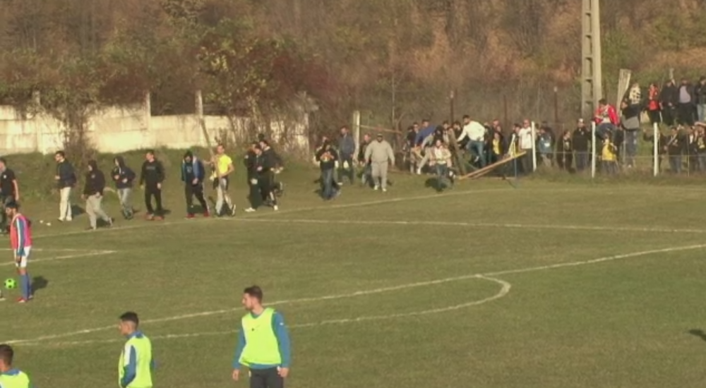 Scene incredibile la meciul Petrolului din liga a patra: suporterii au navalit pe teren cu un PAR cat un bustean, directorul sportiv s-a ales cu buza sparta_3